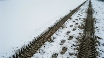 集材作业工 党建PPT背景图 【风雪归途的足迹】